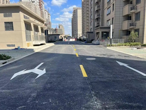 路桥小区道路终极抉择：透水砖 vs 透水沥青实测性能报告（2025业主决策指南）