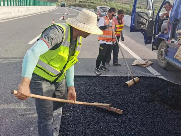 路桥影响沥青道路修补价格的5大因素，咱们细说说。