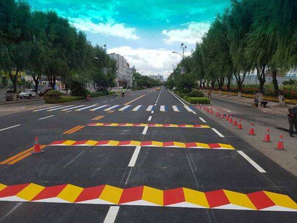 路桥彩色路面的优势与施工材料详解：从功能提升到工程应用