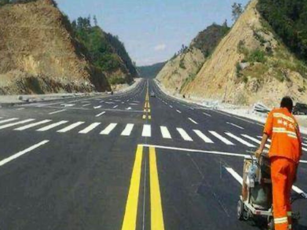 路桥把我春季沥青道路养护的黄金时间时间,保护城市生命线的关键